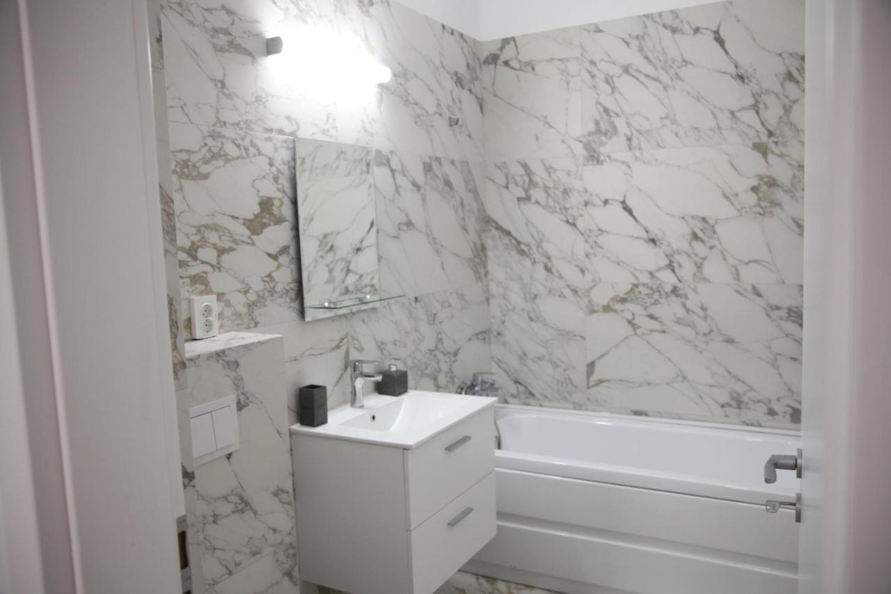 Luxury Downtown Apartment Cluj-Napoca Esterno foto