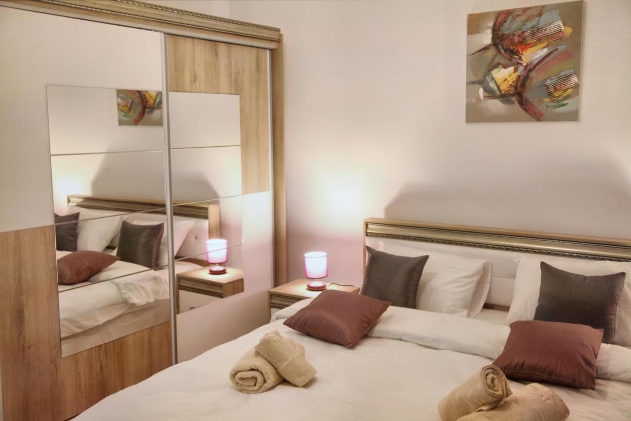 Luxury Downtown Apartment Cluj-Napoca Esterno foto