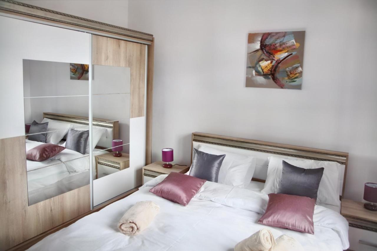 Luxury Downtown Apartment Cluj-Napoca Esterno foto